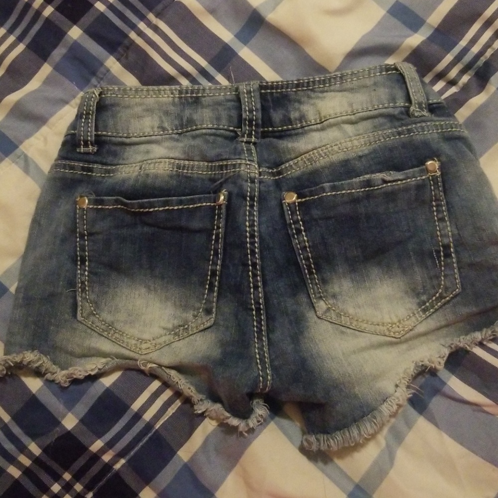 Short shorts - Picture 2 of 2